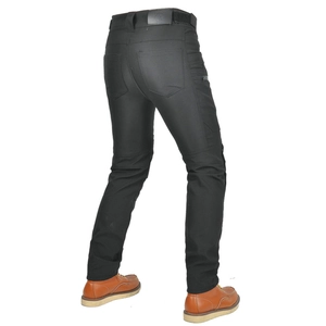 Dettaglio dei pantaloni da moto neri con logo in pelle in vita e cuciture rinforzate sulle ginocchia