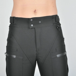 Dettaglio dei pantaloni da moto impermeabili con vita a tre bottoni e tasche tattiche