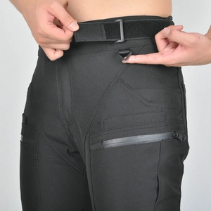 Dettaglio della vita regolabile e zip impermeabile sui pantaloni da moto per donna