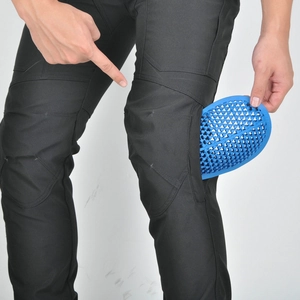 Dettaglio delle protezioni a nido d'ape blu inserite nei pantaloni da motociclista