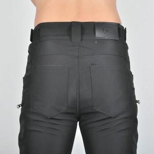 Dettaglio dei pantaloni moto da uomo con vita alta, tasche posteriori e toppa in pelle