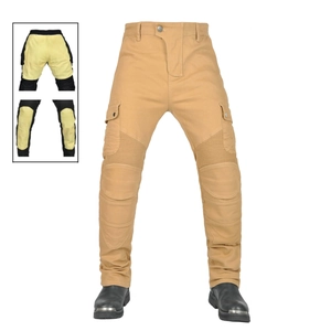 Dettaglio dei pantaloni cargo da moto kaki con fodera rinforzata e inserti elastici ginocchio
