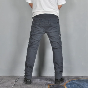 Vista posteriore dei jeans da moto grigio scuro con rinforzi sulle ginocchia e tasche