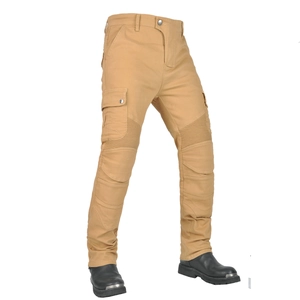 Dettaglio dei pantaloni moto kaki con pieghe rinforzate sulle ginocchia e tasche cargo