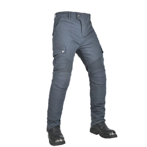 Dettaglio dei pantaloni da moto grigio scuro con tasche cargo e pannelli elasticizzati sulle ginocchia