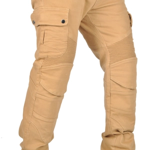 Dettaglio dei pantaloni da moto kaki con tasche cargo e pannelli elasticizzati sulle ginocchia