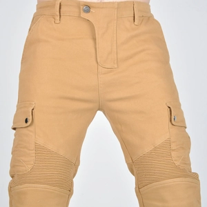 Dettaglio dei jeans da moto kaki con pannelli a fisarmonica sulle ginocchia e tasche cargo