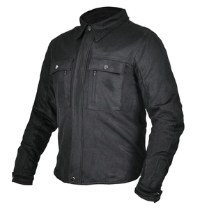Détail d'une veste de moto noire en maille respirante avec poches et boutons métalliques