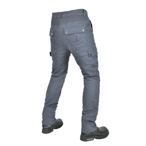 Dettaglio dei pantaloni cargo da moto con pannelli a fisarmonica elastici e tasche