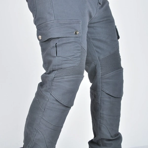 Dettaglio dei jeans da moto con pannelli elastici sulle ginocchia e tasche cargo con bottoni