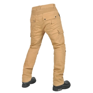Dettaglio dei pantaloni da moto kaki con pannelli a fisarmonica e ampie tasche cargo