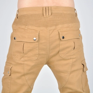 Dettaglio dei pantaloni da moto kaki con pieghe elastiche e tasche cargo da uomo