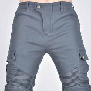 Dettaglio dei jeans da moto vintage con tasche cargo e cuciture plissettate