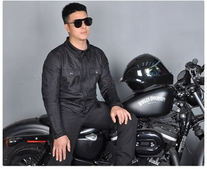 Détail d'une veste de moto noire en maille aérée avec des boutons métalliques argentés