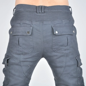 Dettaglio dei pantaloni da moto con vita elastica a soffietto e tasche con bottoni a pressione