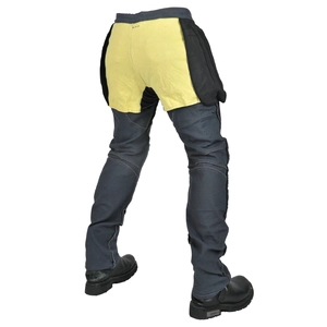 Dettaglio dei pantaloni da moto che mostra la fodera protettiva gialla e cuciture