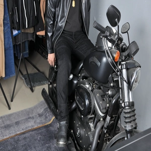 Beschermende motorjeans voor heren van zwart denim met versterkte slijtvaste eigenschappen