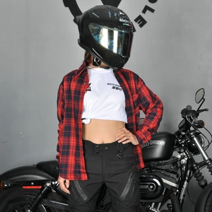 Damen Motorradoutfit mit rot-schwarz kariertem Flanellhemd und abriebfester Hose