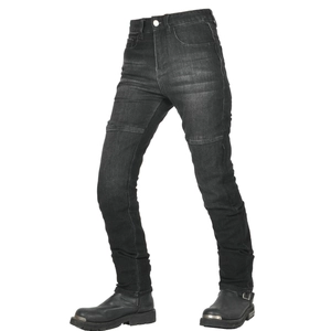 Dettaglio dei pannelli elasticizzati a fisarmonica rinforzati sui jeans da moto donna