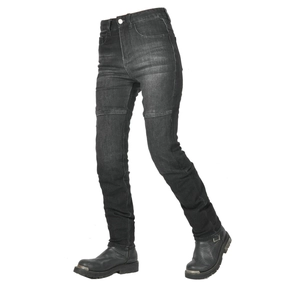 Dettaglio di jeans da moto neri lavati con pannelli a fisarmonica sulle ginocchia elastiche