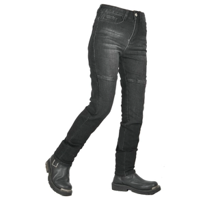 Dettaglio di jeans da moto resistenti con pannelli protettivi e stivali da motociclista