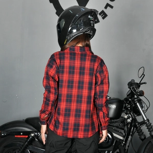 Rückansicht eines rot-schwarz karierten Motorradhemdes mit Schutzausrüstung und Helm
