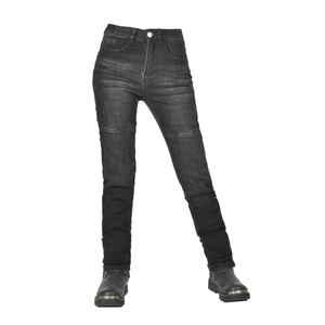 Dettaglio dei jeans da moto con cuciture rinforzate sulle ginocchia e taglio slim