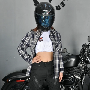 Damen Motorrad-Outfit mit kariertem Hemd, Crop-Top und Hose mit mehreren Taschen