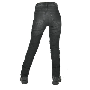 Dettaglio delle cuciture posteriori e del logo in pelle sui jeans da moto neri