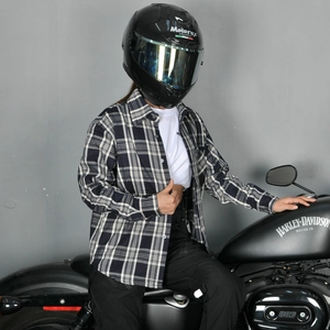 Detail eines karierten Damen-Motorradhemds, getragen von einer Fahrerin auf dem Bike