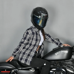 Nahaufnahme des schwarz-weißen Motorrad-Karohemds mit abriebfestem und langlebigem Gewebe