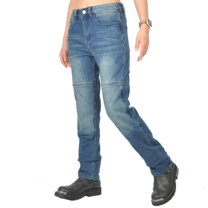Dettaglio dei jeans da moto blu con pieghe rinforzate sulle ginocchia e vestibilità slim