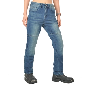 Dettaglio dei jeans da moto blu scuro con ginocchia rinforzate e trama lavaggio usurata