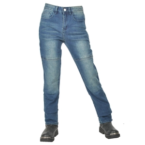 Dettaglio dei jeans da moto con cuciture sulle ginocchia e stivali con finiture in metallo