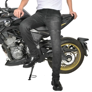Zwarte motorjeans voor heren met beschermende knieplooien op een motorfiets