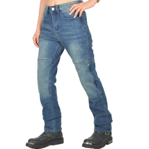 Dettaglio delle cuciture sulle ginocchia e del design slim fit dei jeans da moto donna
