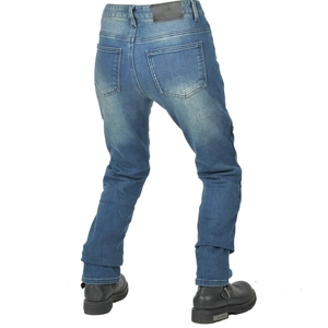 Dettaglio di jeans da moto blu con tasche posteriori ed etichetta del marchio in pelle