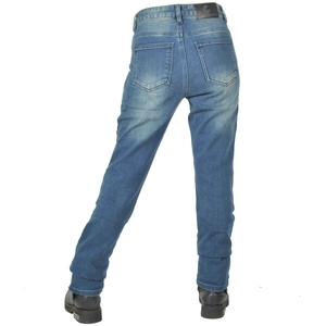 Dettaglio dei jeans da moto blu con tessuto protettivo e toppa in pelle Wild Wheels
