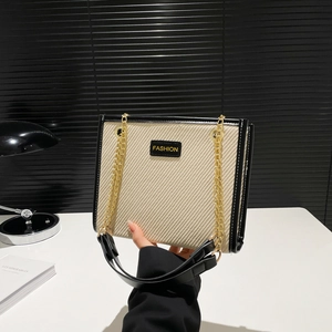 Sac fourre-tout tissé beige et noir avec étiquette fashion et chaîne dorée chic