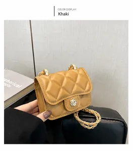 Λεπτομέρεια χακί καπιτονέ μίνι τσάντας με αλυσίδα και κούμπωμα καμέλιας