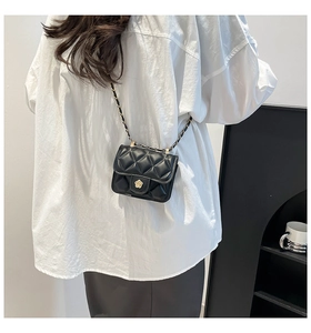 Mini-Schultertasche in Schwarz mit gestepptem Muster, Goldblumen-Verschluss und Kette
