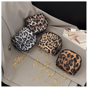 Makroansicht der Mini-Satteltaschen mit Leopardenmuster und eleganten Goldketten