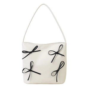 Sac bandoulière crème minimaliste avec quatre nœuds décoratifs en ruban noir devant