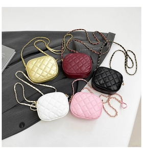 Sacs à bandoulière matelassés en plusieurs coloris avec bandoulière chaîne et simili cuir chic