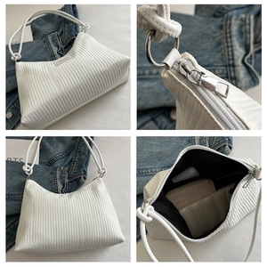 Vues détaillées du sac plissé blanc montrant la texture, le zip et la capacité intérieure