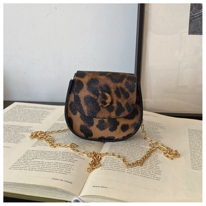 Mini-Satteltasche mit klassischem Leopardenmuster und goldener Metallkette für Damen