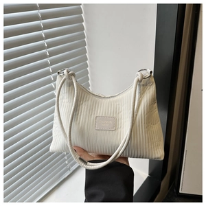Détail du sac seau plissé beige montrant la texture et le marquage JINGPIN Fashion