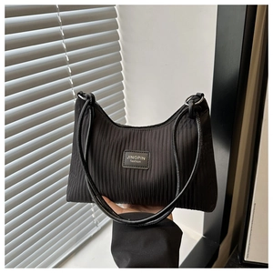 Détail du sac seau noir plissé avec étiquette en cuir JINGPIN fashion et texture