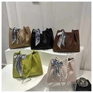 Cinq sacs cabas tressés de différentes couleurs avec foulards en soie décoratifs