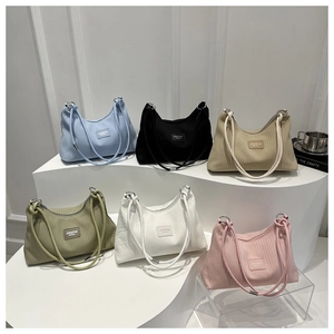 Détails de sacs seaux hobo en six couleurs avec texture plissée et doubles anses